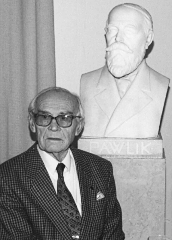 Profesor V. Šnaid u busty profesora Pawlíka, 1990 (foto archiv autora)